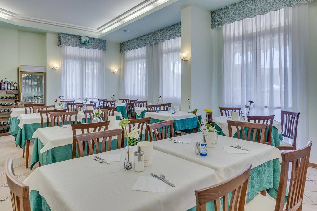 Hotel Austria Caorle Extérieur photo